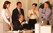 談笑するスタッフ